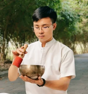 Đào Tạo Thiền Chuông Xoay: Nghệ Thuật Dẫn Dắt Âm Thanh Và Sự Tĩnh Lặng