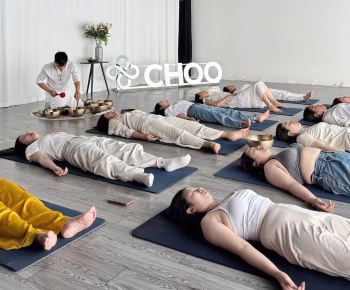 Đào Tạo Thiền Chuông Xoay: Nghệ Thuật Dẫn Dắt Âm Thanh Và Sự Tĩnh Lặng